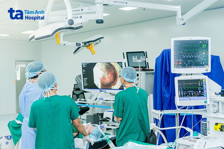 bác sĩ Hùng thực hiện cắt khối u thực quản