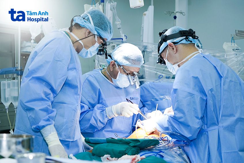 Bác sĩ Khang (giữa) cùng ê kíp phẫu thuật bắc cầu mạch vành cho bệnh nhân