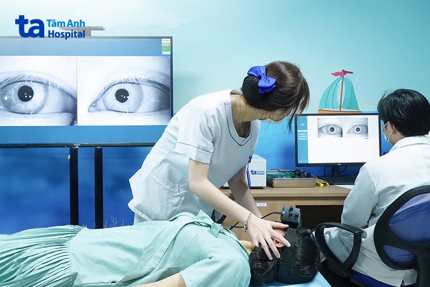 bác sĩ kiểm tra chức năng tiền đình