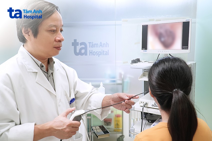 bác sĩ kiểm tra tai cho người bệnh
