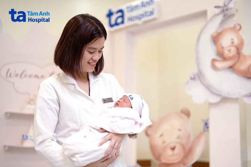 Bác sĩ Lệ Thủy thăm bé Susu, con vợ chồng chị Thu khi mới chào đời