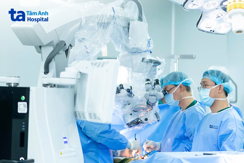 bác sĩ phẫu thuật cho bệnh nhân Nga