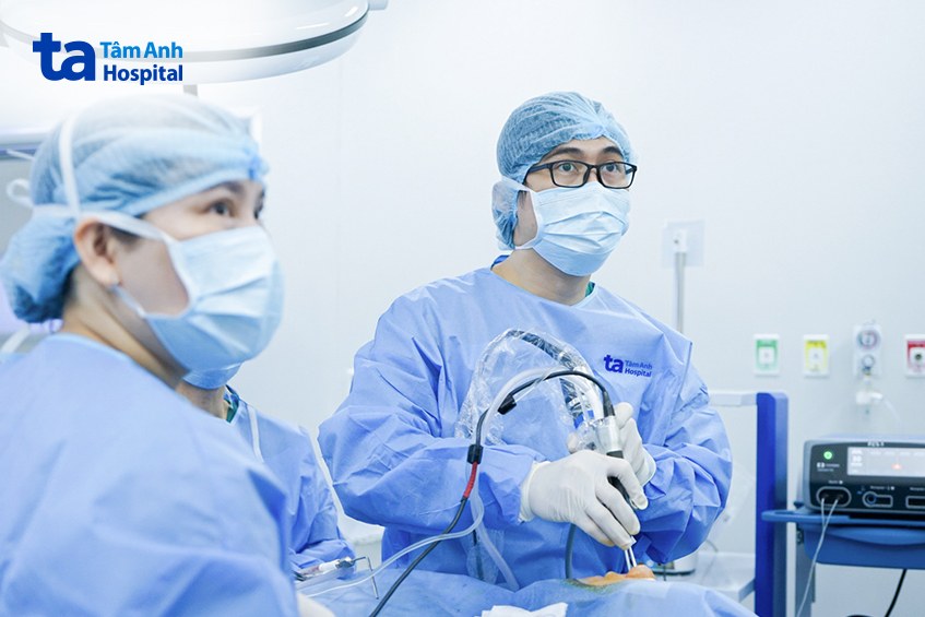 bs Thái Duy đang mổ cho ông Hưng