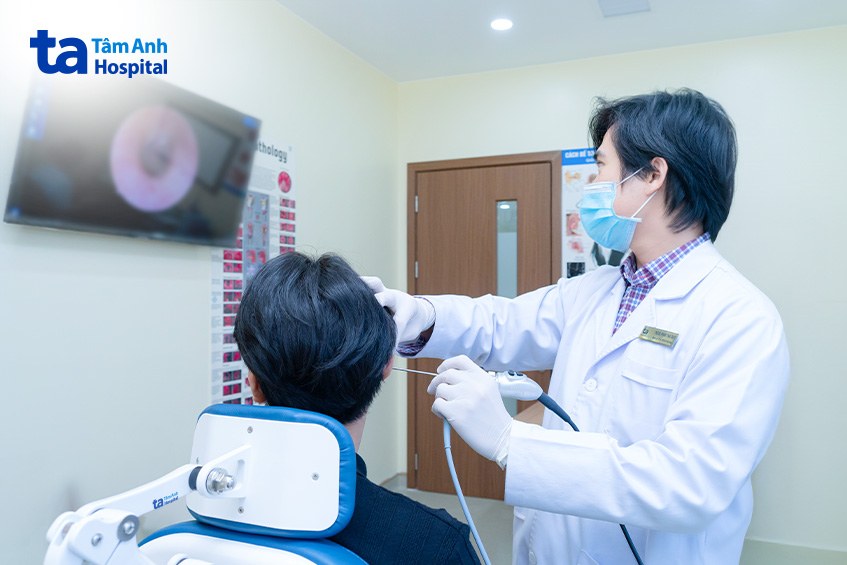 BS Thái Duy nội soi tai cho bệnh nhân