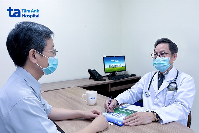 bác sĩ Thành khám cho bệnh nhân