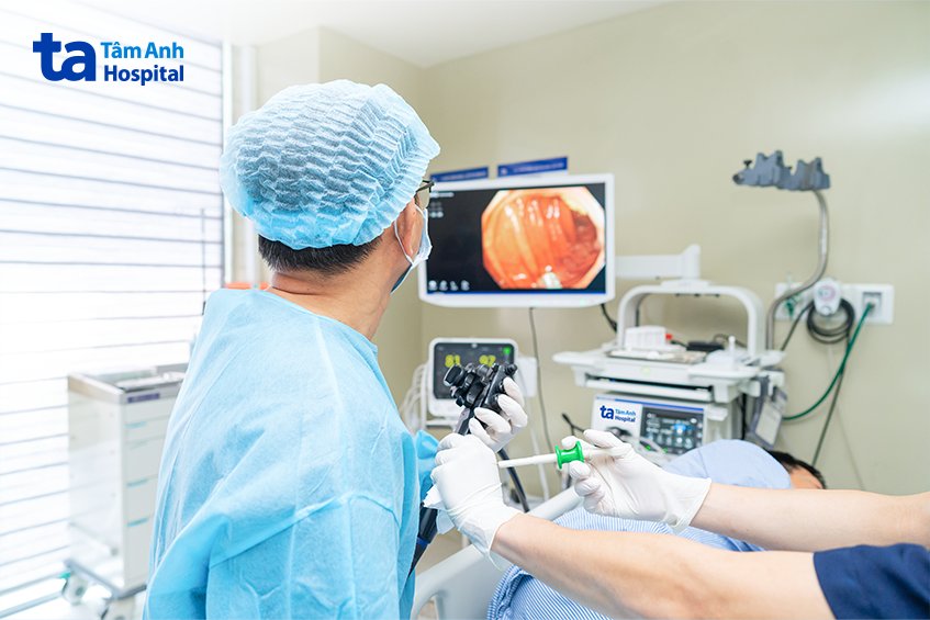 bác sĩ thực hiện kỹ thuật ESD