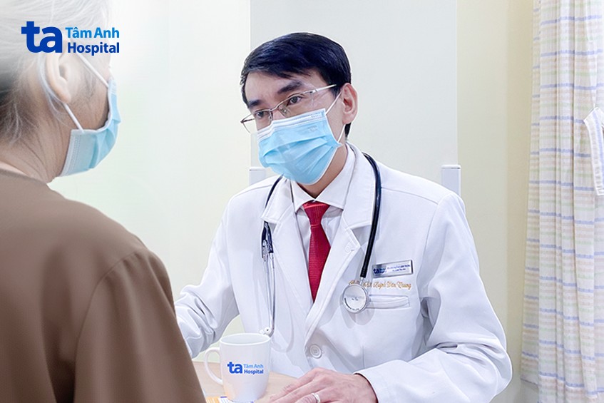 BS Trung khám cho bà Nga