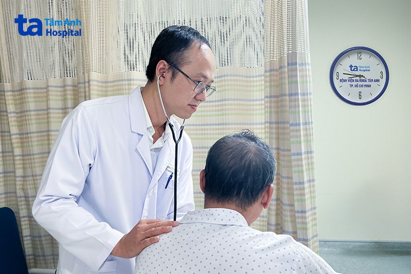 Bác sĩ Tuấn kiểm tra sức khỏe tim mạch cho bệnh nhân trước lúc xuất viện