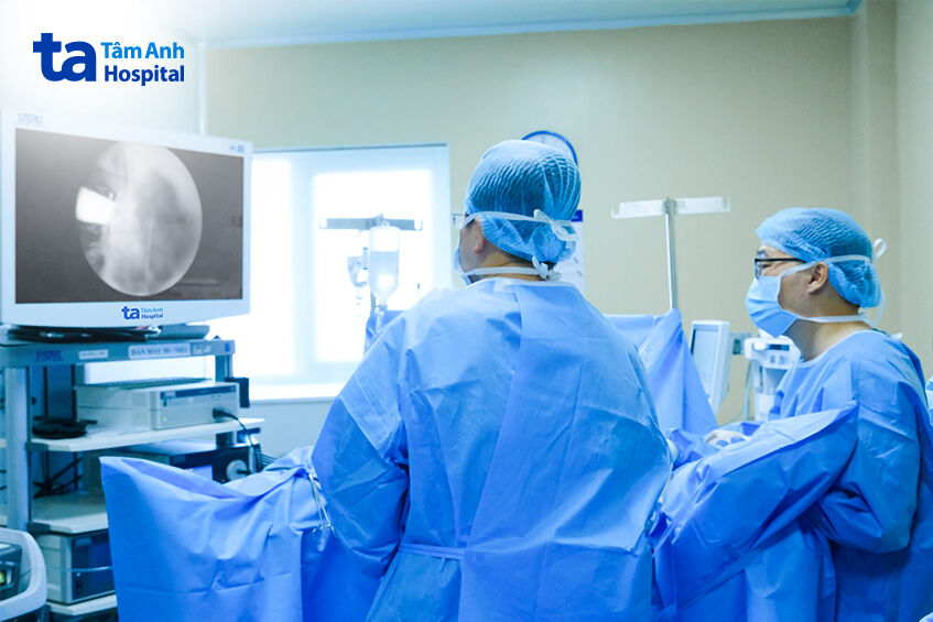 buổi phẫu thuật đang diễn ra