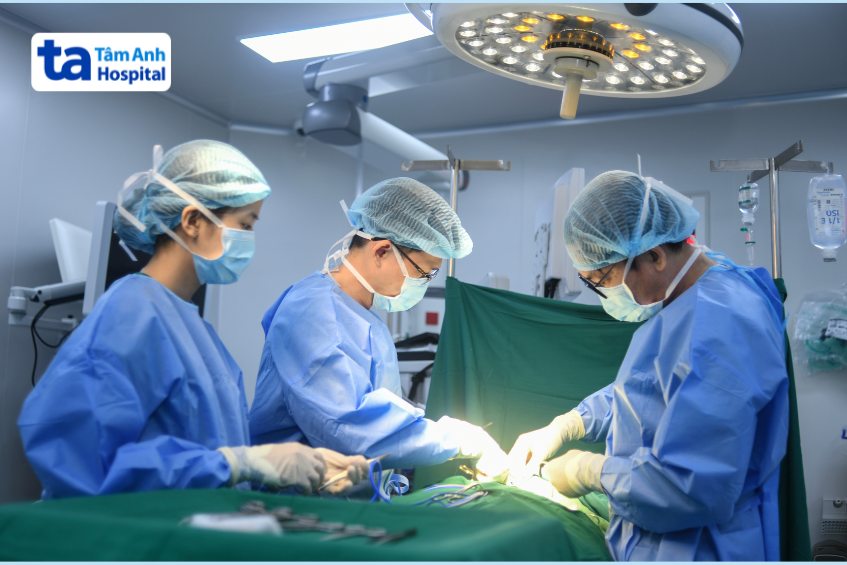 ca mổ tuyến giáp được thực hiện bởi bác sĩ khoa ngoại vú