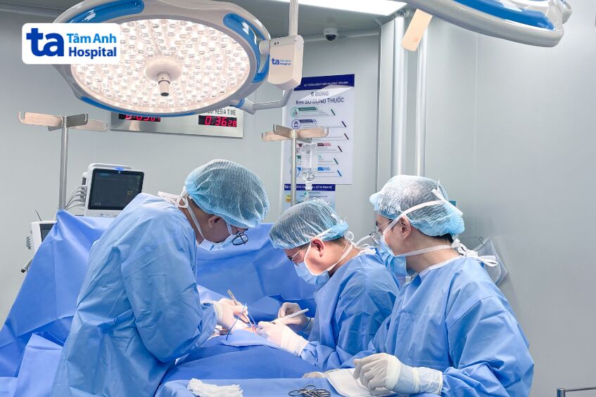 các bác sĩ cùng ekip đang phẫu thuật