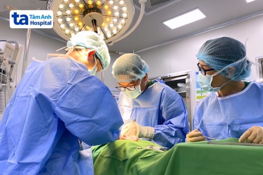 Đồ Ăn Nên Có Trong Thực Đơn Cho Người Cắt Toàn Bộ Tuyến Giáp Các Bác Sĩ Đang Phẫu Thuật Điều Trị Tuyến Giáp Cho Người Bệnh