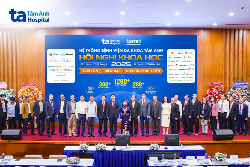 các đại biểu cùng đến tham dự hội nghị khoa học