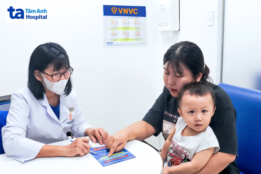 các mẹ đang tìm hiểu về kháng thể đơn dòng rsv