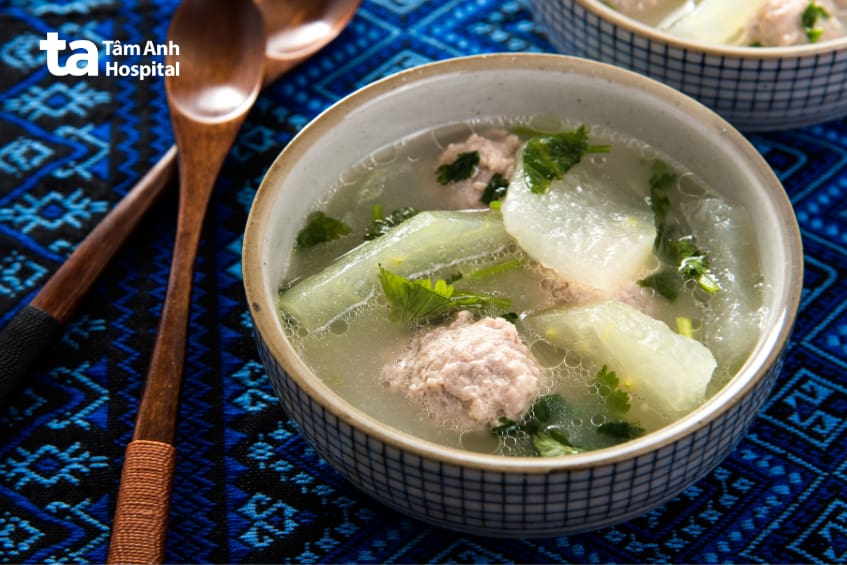Canh bí đao nấu thịt băm bày trong bát, món ăn bổ dưỡng phù hợp cho bà bầu
