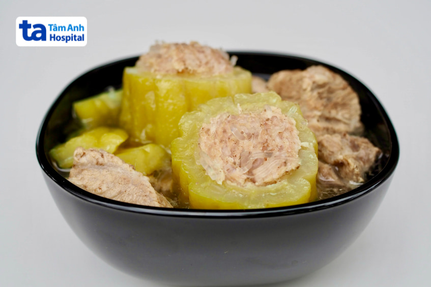 Món canh khổ qua nhồi thịt trong tô, món ăn phổ biến nhưng cần cân nhắc khi mang thai