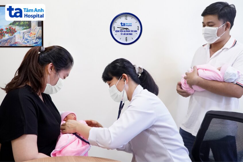 chị hà đưa cặp song sinh đến tâm anh