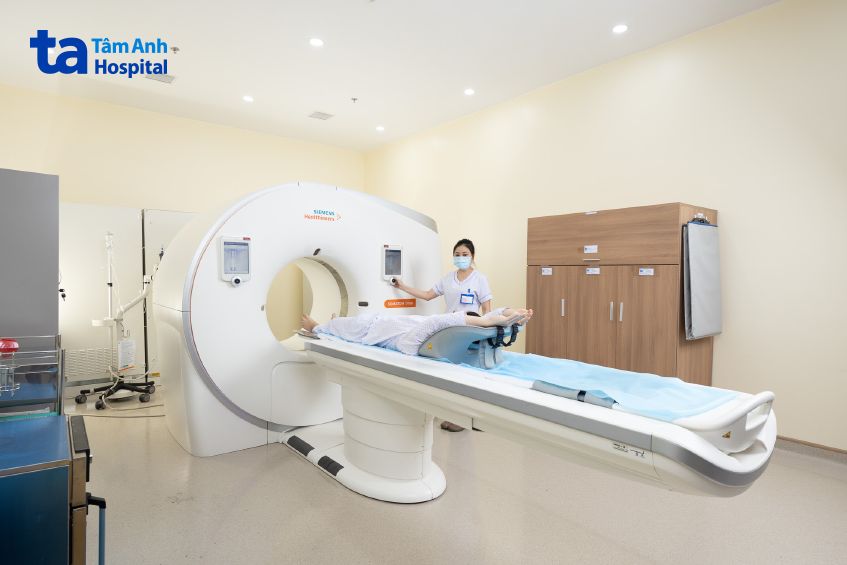 Chụp cắt lớp vi tính (CT-scan) là phương pháp phổ biến giúp xác định vị trí, mức độ xâm lấn của khối u.