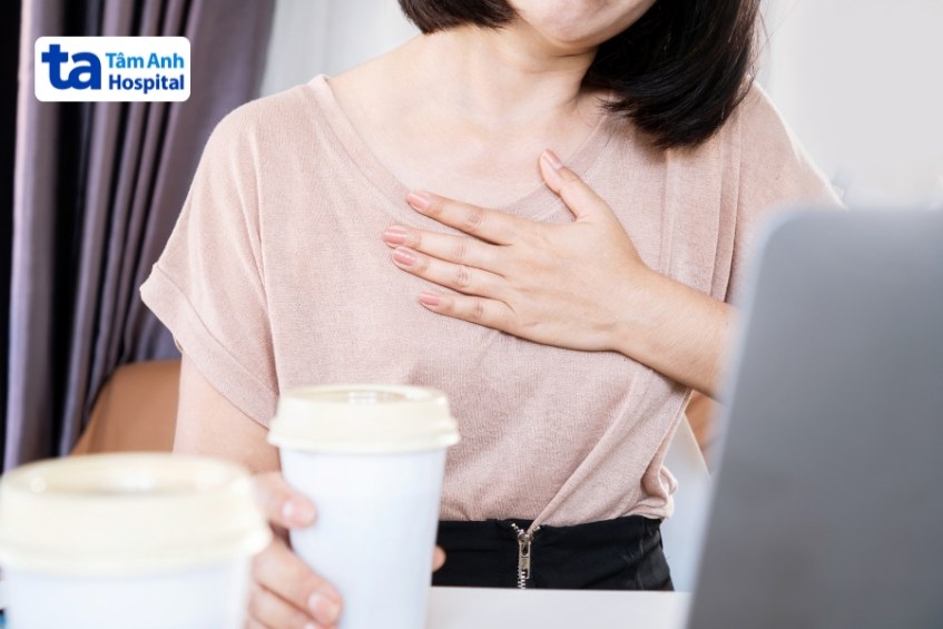 cường giáp thứ phát thường gây các triệu chứng như tê bì, đau cơ