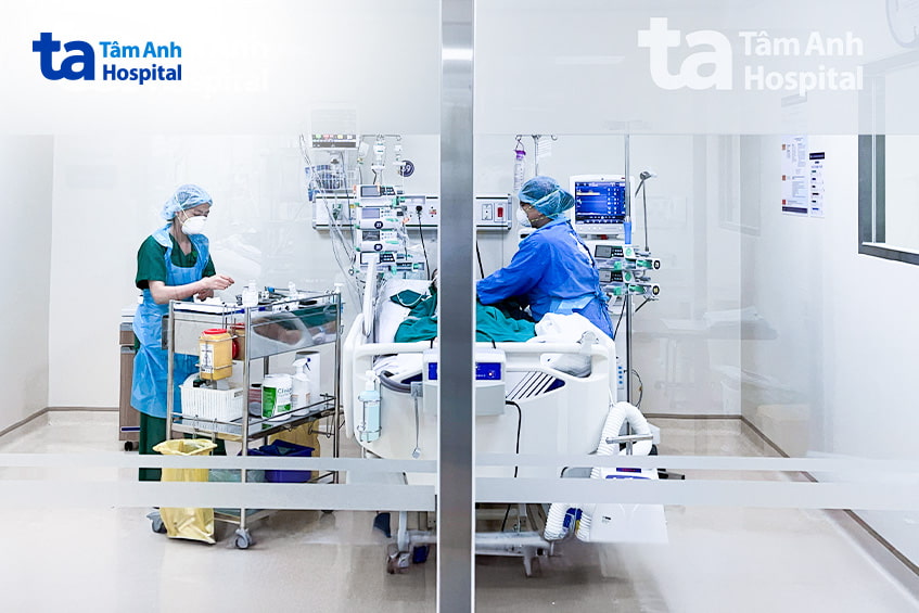 Người bệnh được chăm sóc ở khoa Hồi sức tích cực và Chống độc (ICU).
