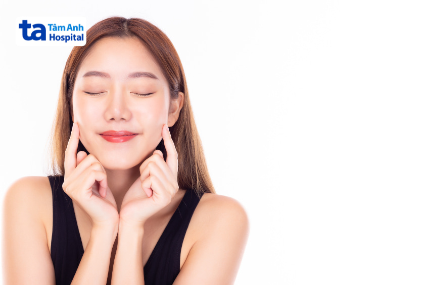 Gương mặt phụ nữ rạng rỡ, làn da khỏe mạnh sau khi sử dụng sản phẩm chứa dimethicone