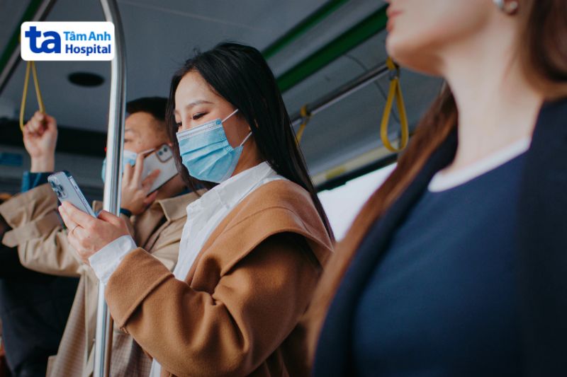 đeo khẩu trang ngừa bệnh khi ra ngoài