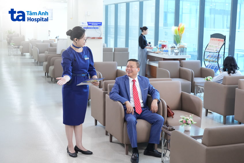 Nhân viên hỗ trợ khách hàng tại bệnh viện