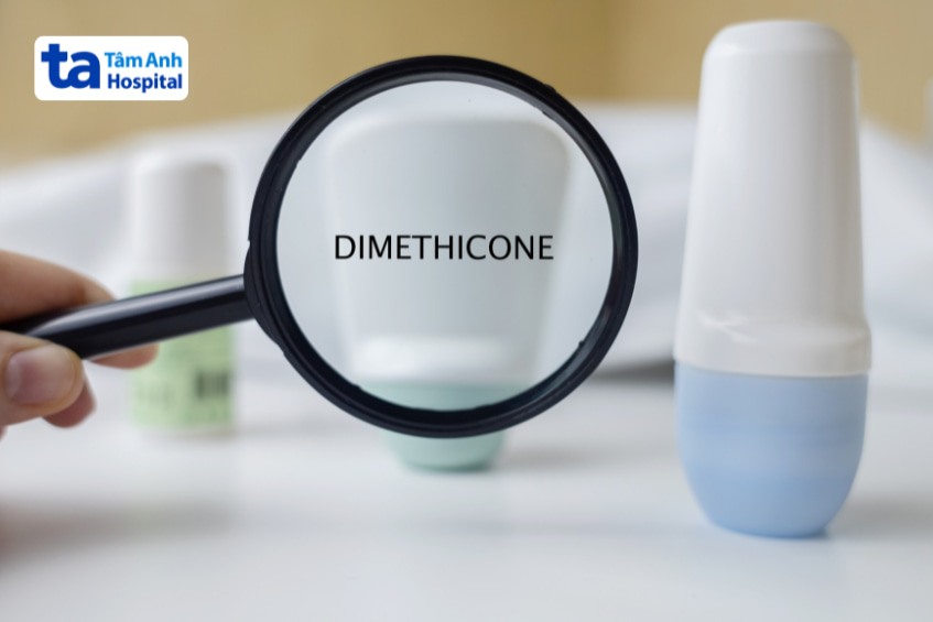 Kính lúp phóng to chữ dimethicone trên nền các chai mỹ phẩm dưỡng da