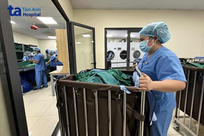 đồ được bỏ vào xe đẩy
