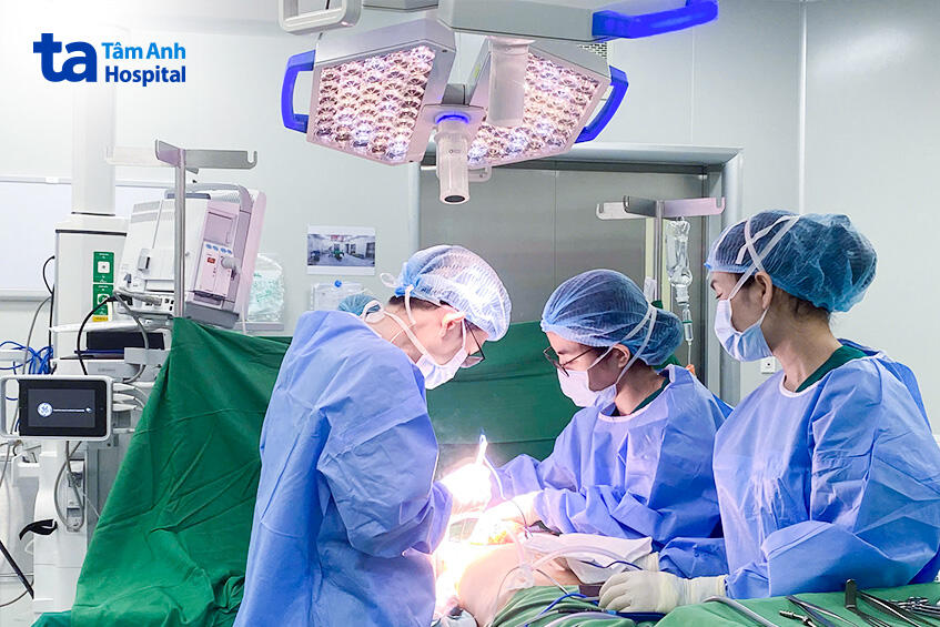 đội ngũ bác sĩ đang phẫu thuật