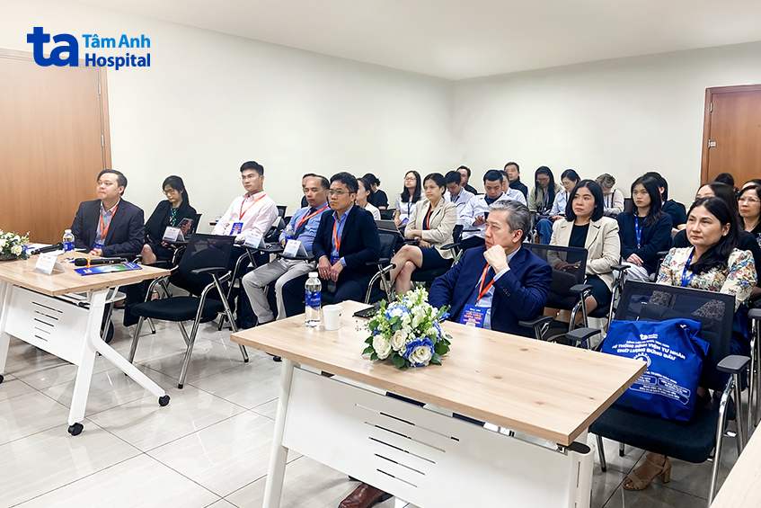 đông đảo bác sĩ, nhân viên y tế đã tham dự