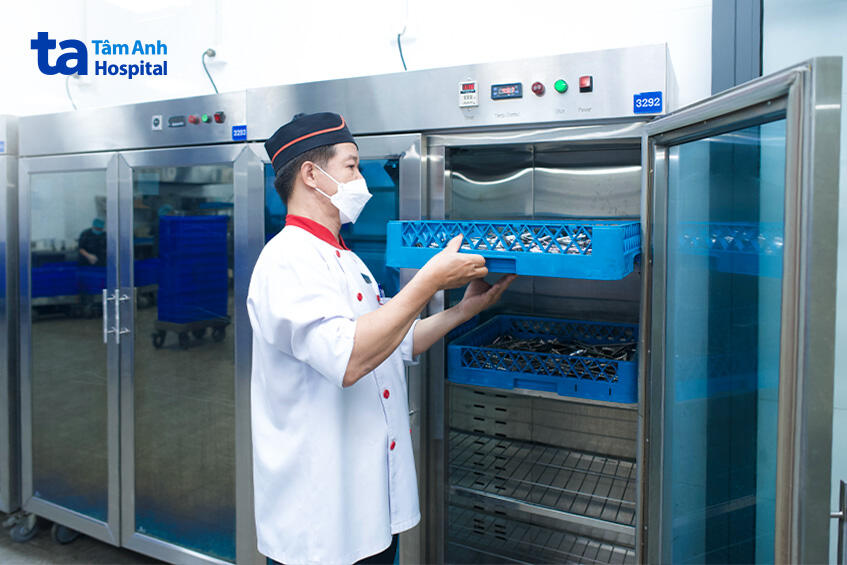 dụng cụ ăn được sấy nóng tiệt trùng