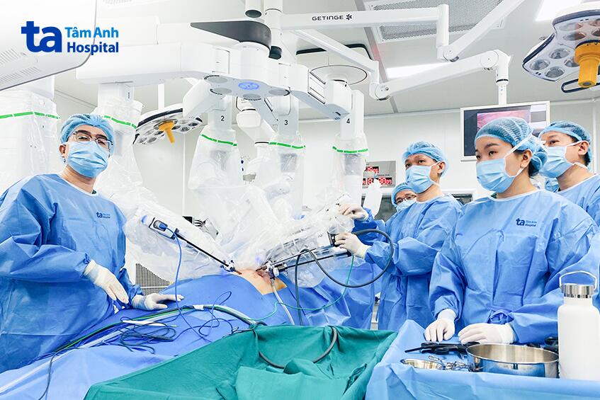 ekip bác sĩ đang thực hiện