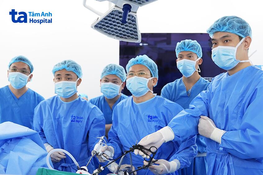 ekip bác sĩ thực hiện