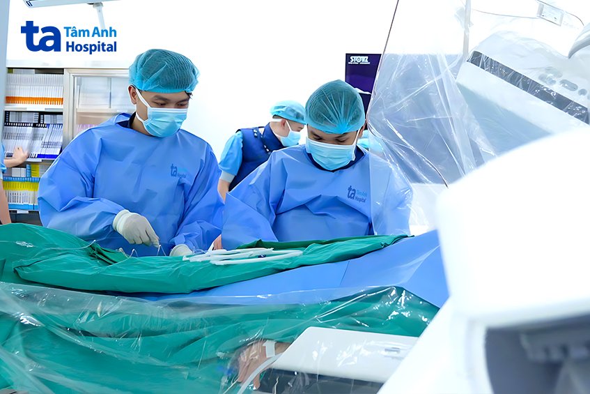 Êkíp thực hiện đặt stent động mạch vành phải dưới hướng dẫn của siêu âm trong lòng mạch (IVUS)