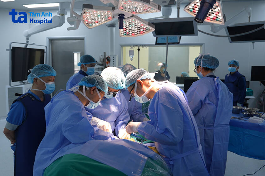Êkíp thực hiện phẫu thuật Hybrid kết hợp mổ mở và can thiệp nội mạch