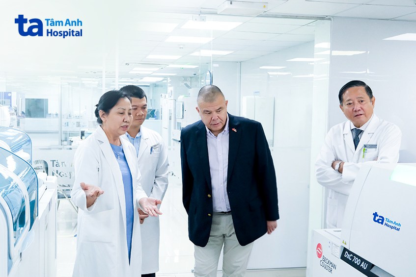 giáo sư hiệp sĩ jonathan van tam tham quan trung tâm xét nghiệm