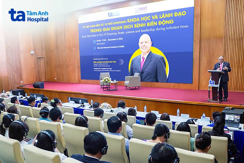 giáo sư hiệp sĩ jonathan van tam trao đổi, chia sẻ khoa học