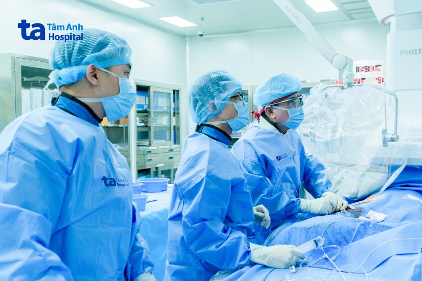 Giáo sư Nhân (ngoài cùng bên phải) cùng êkíp can thiệp cho người bệnh