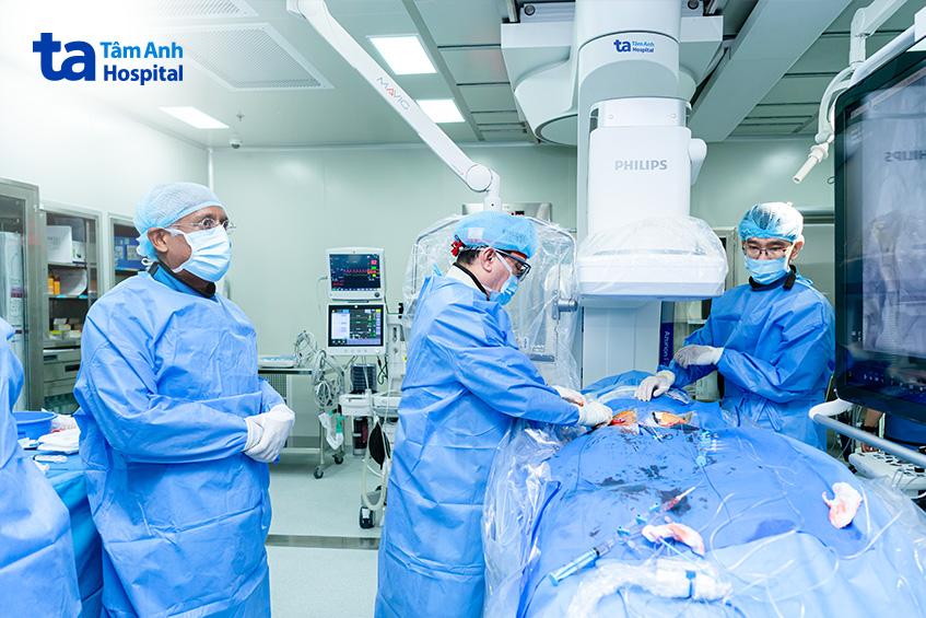 Giáo sư Nhân (giữa) luồn ống thông đến vị trí van động mạch chủ cần thay