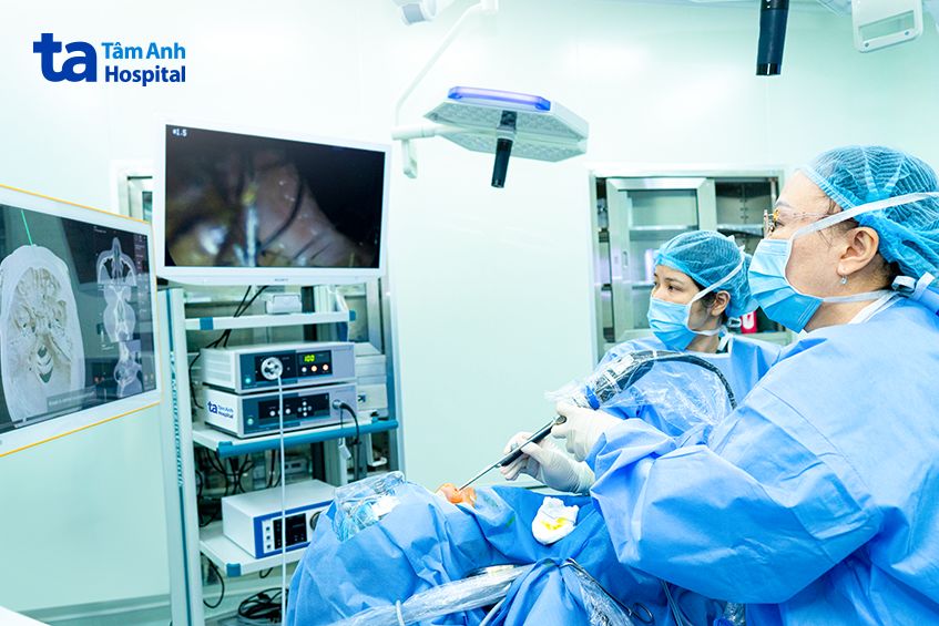 GS Thủy mổ cho bệnh nhân
