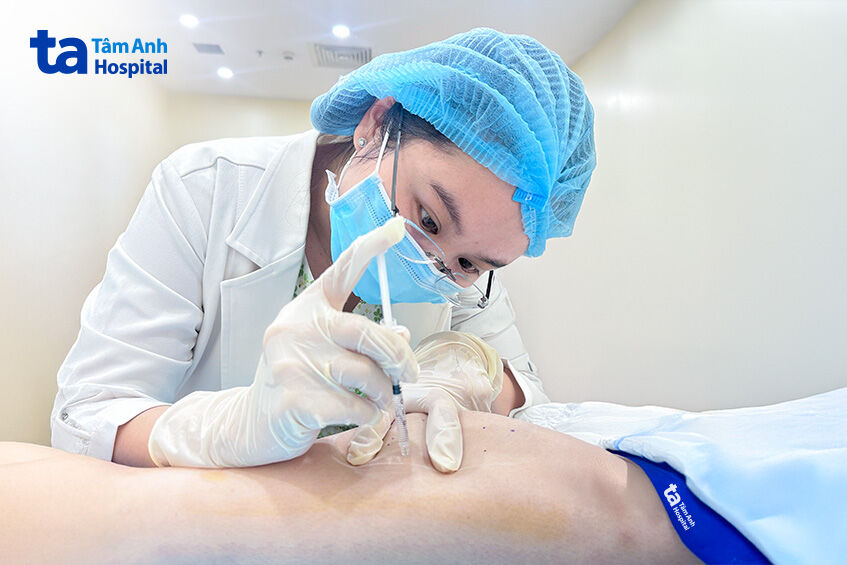 hình ảnh bác sĩ tiêm cho người bệnh