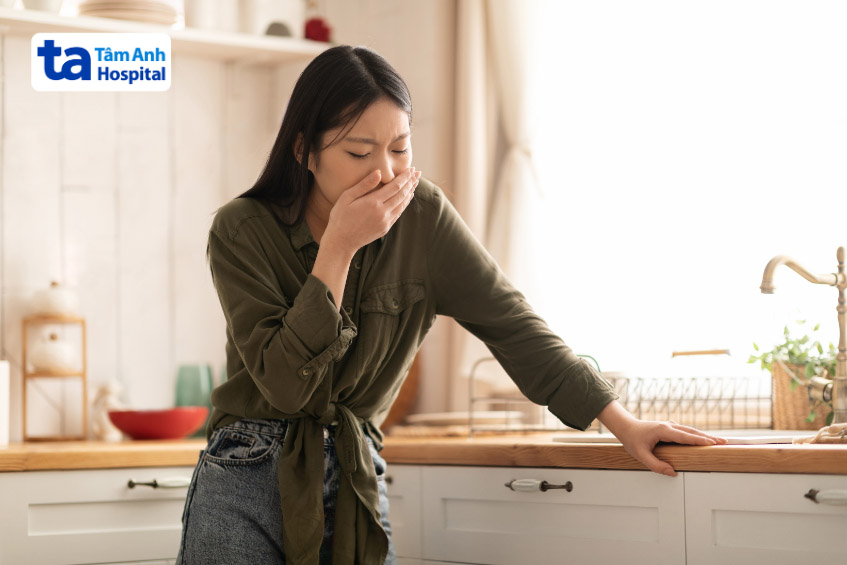 Khi bị ngộ độc, người bệnh thường có biểu hiện nôn ói, khó thở, đau đầu, chóng mặt...