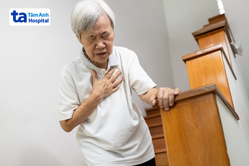 Khó thở khi gắng sức là triệu chứng thường gặp nhất trong suy tim