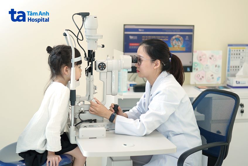 kiểm tra mắt cho trẻ