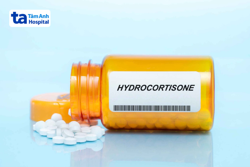 Lọ thuốc có nhãn hydrocortisone, dạng viên nén dùng để điều trị viêm.