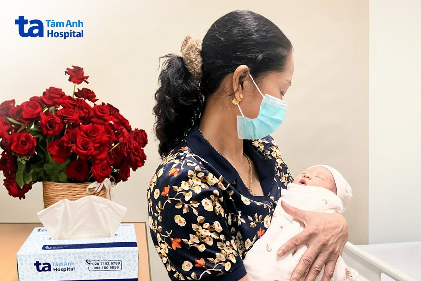 mẹ chị Trang ẵm cháu ngoại vừa chào đời. Ảnh_ Bệnh viện Đa khoa Tâm Anh