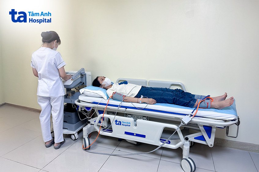 người bệnh tiểu đường được đo vận tốc sóng mạch