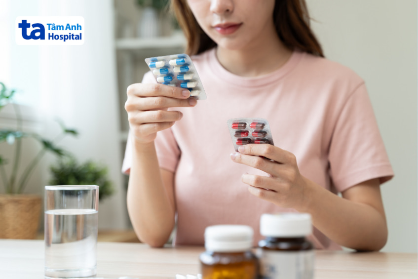 Người phụ nữ đang chọn giữa hai loại thuốc, có thể là hydrocortisone.