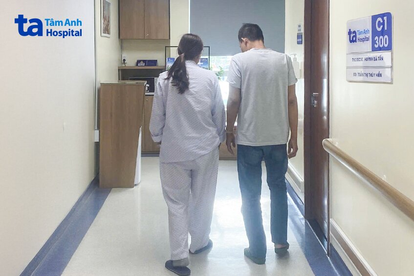 người thân đồng hành cùng người bệnh